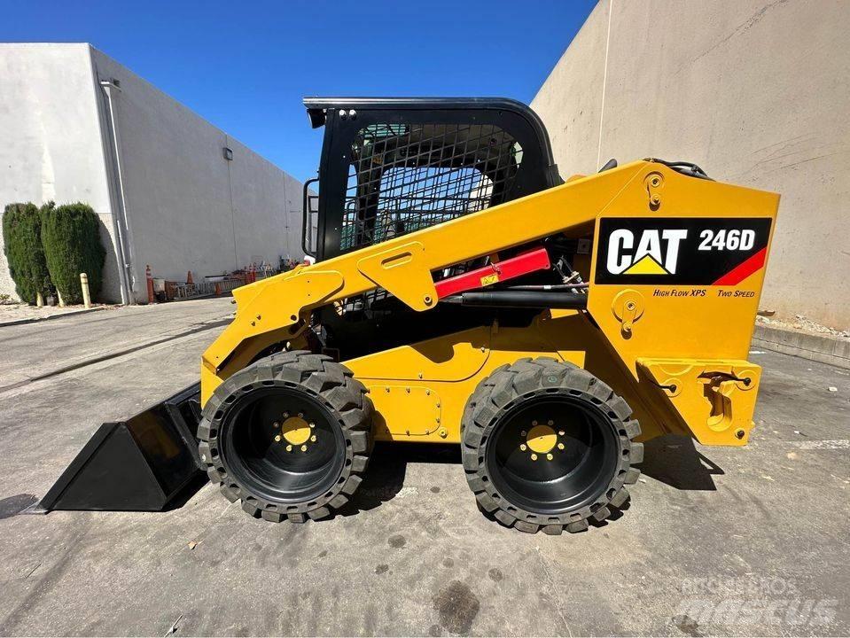 CAT 246 D Krautuvai su šoniniu pasukimu