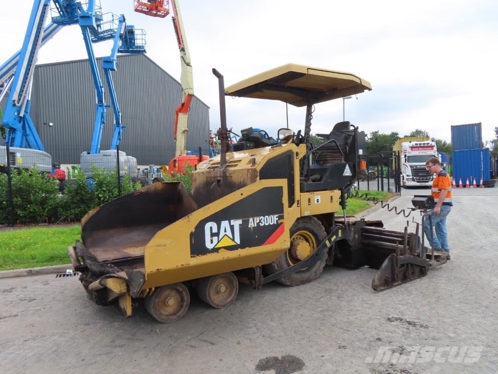 CAT AP 300 Asfalto klotuvai