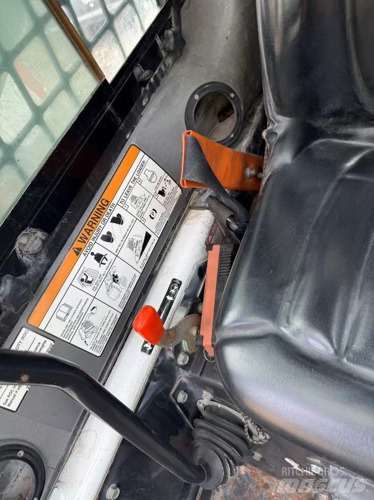 Bobcat S 300 Krautuvai su šoniniu pasukimu