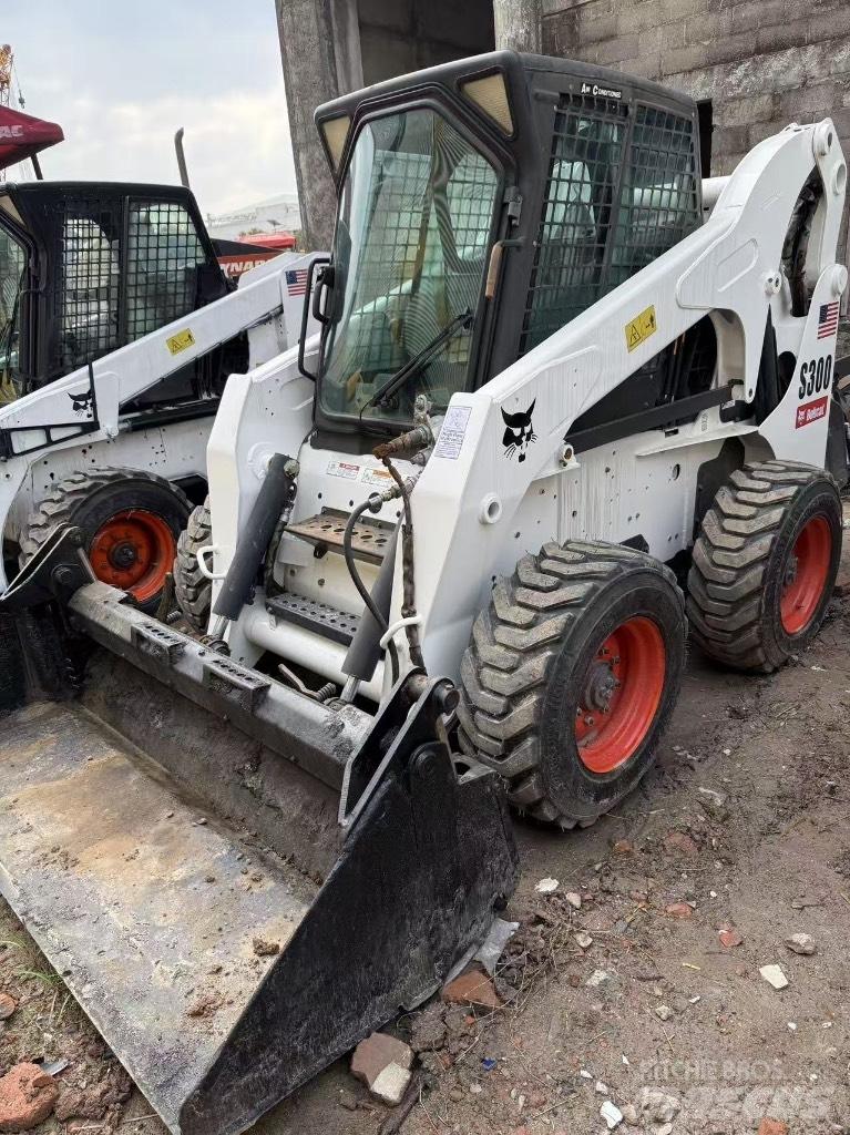 Bobcat S 300 Krautuvai su šoniniu pasukimu