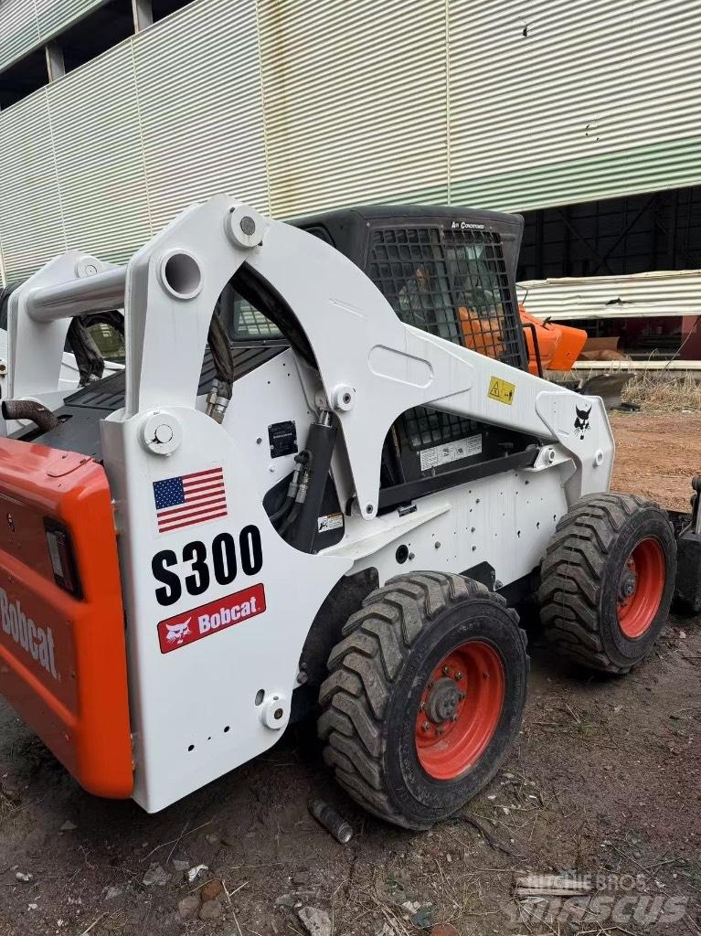 Bobcat S 300 Krautuvai su šoniniu pasukimu