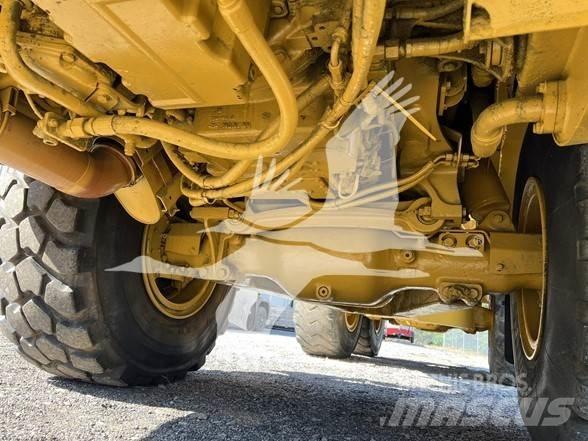 CAT 725 Vandens sunkvežimiai