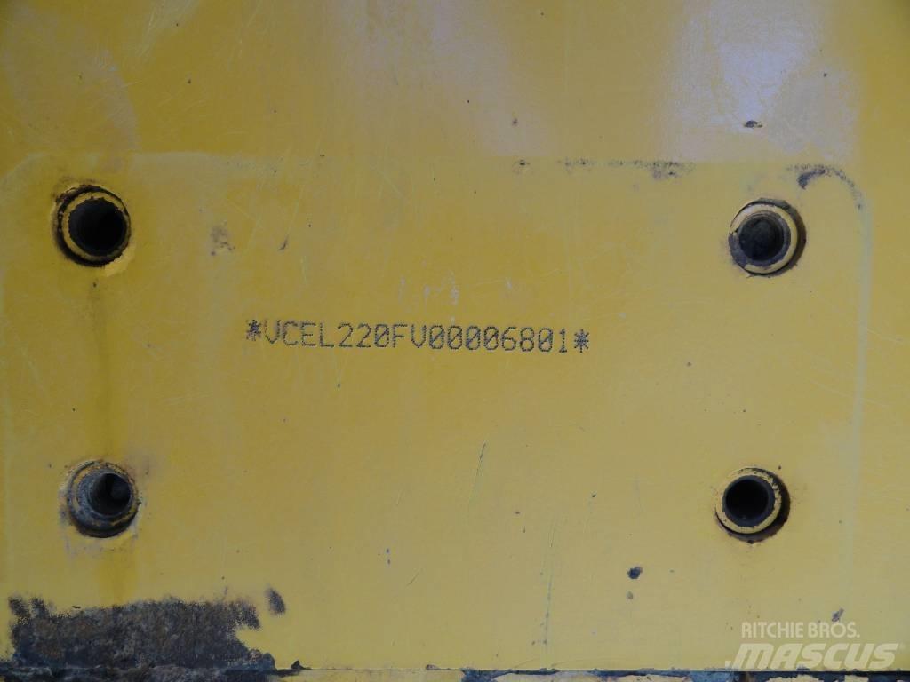 Volvo L 220 F Naudoti ratiniai krautuvai