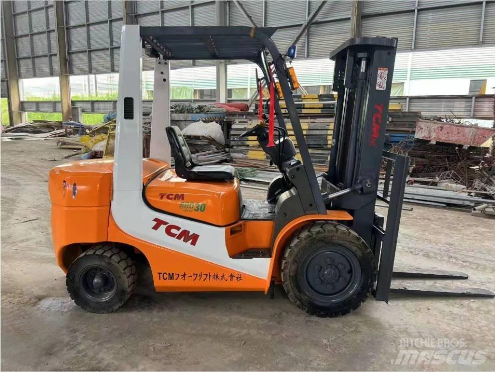 TCM FD 30 Dyzeliniai krautuvai