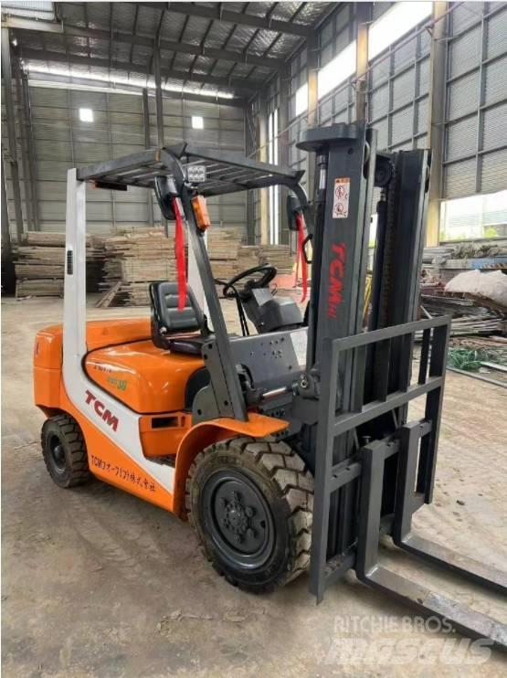 TCM FD 30 Dyzeliniai krautuvai