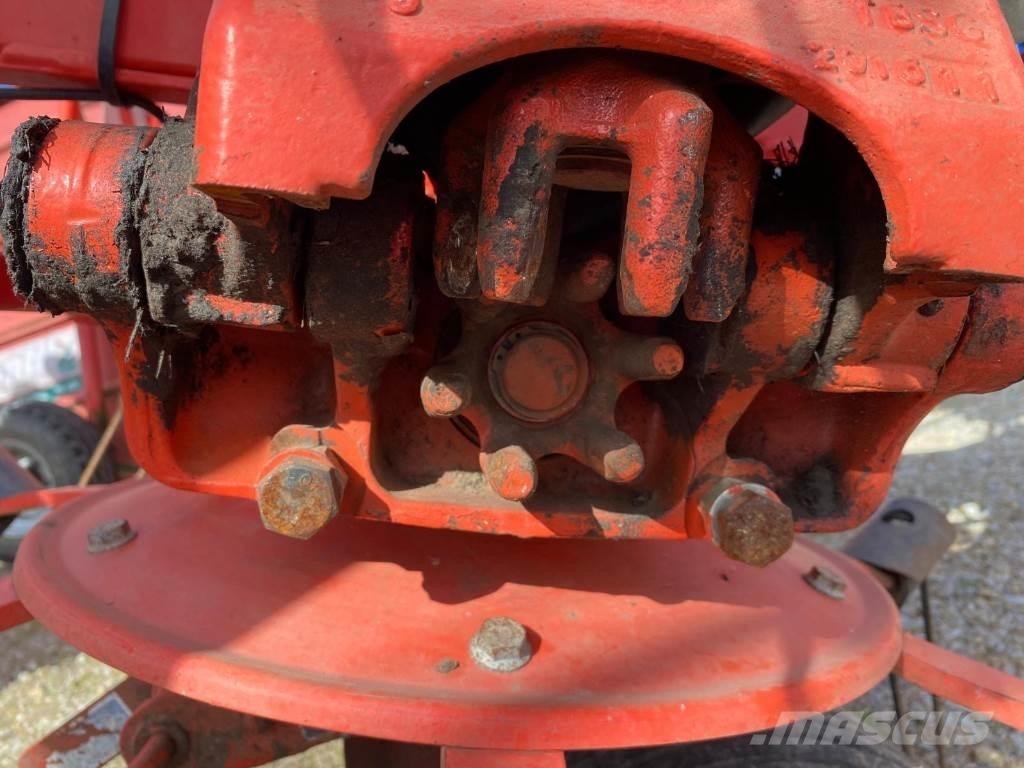 Kuhn GF8702 Šieno grėbliai ir vartytuvai