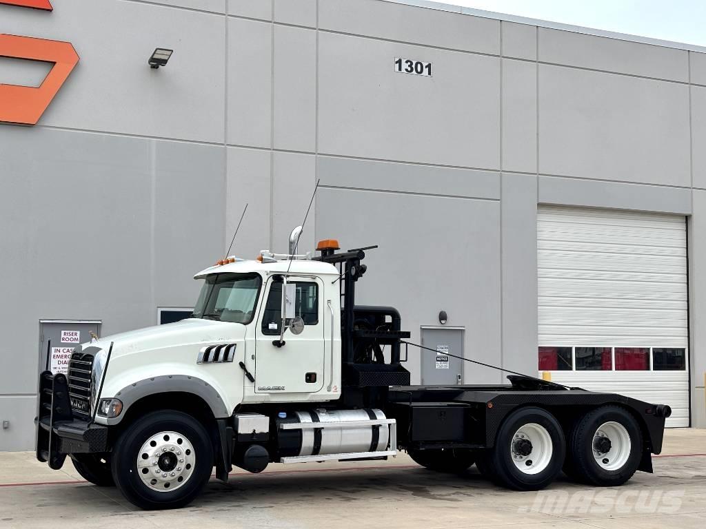 Mack GU713 Pagalbos kelyje automobiliai