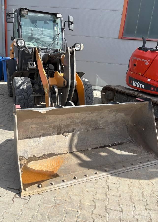CASE 121F Naudoti ratiniai krautuvai