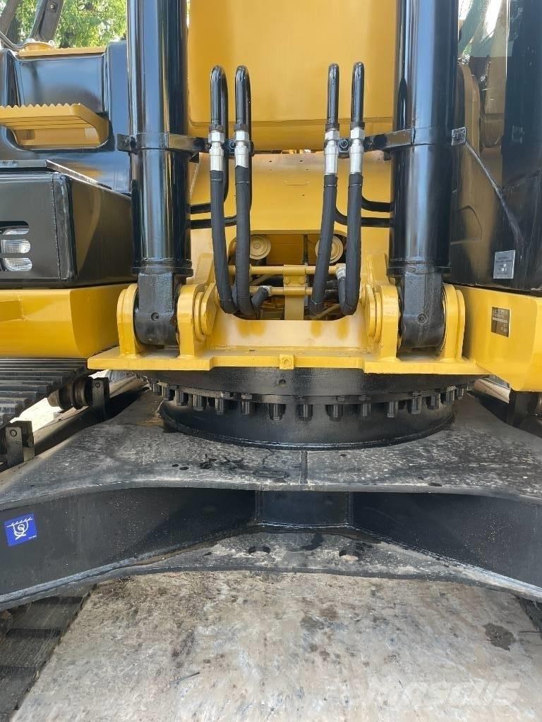 CAT 330 Vidutinės galios ekskavatoriai 7-12 t