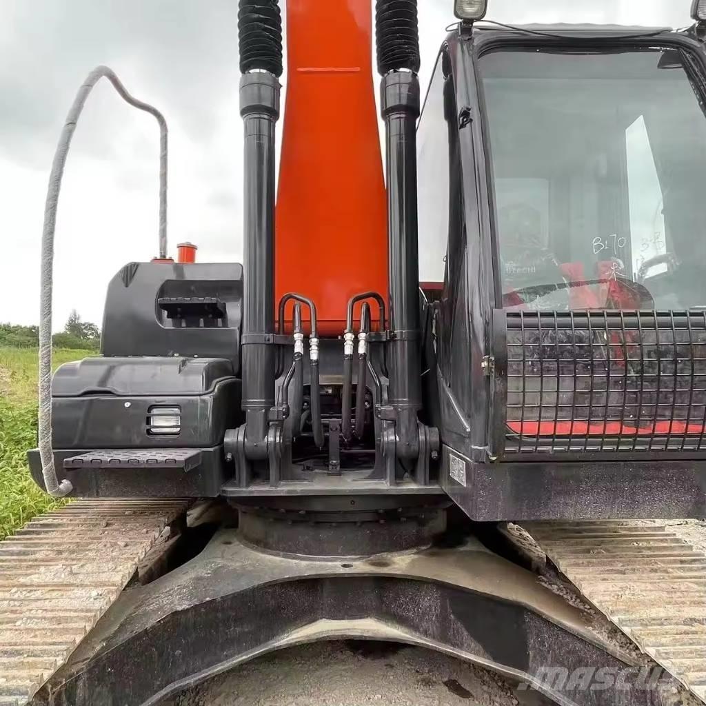 Hitachi ZX 200 Vikšriniai ekskavatoriai