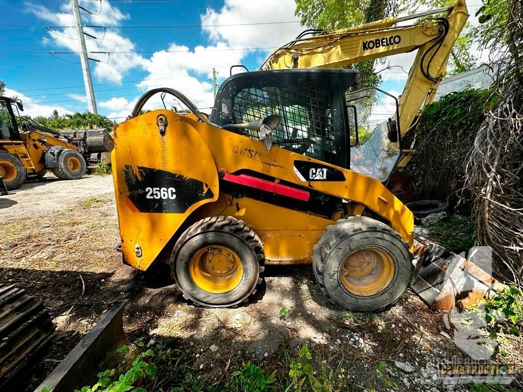 CAT 256 C Krautuvai su šoniniu pasukimu