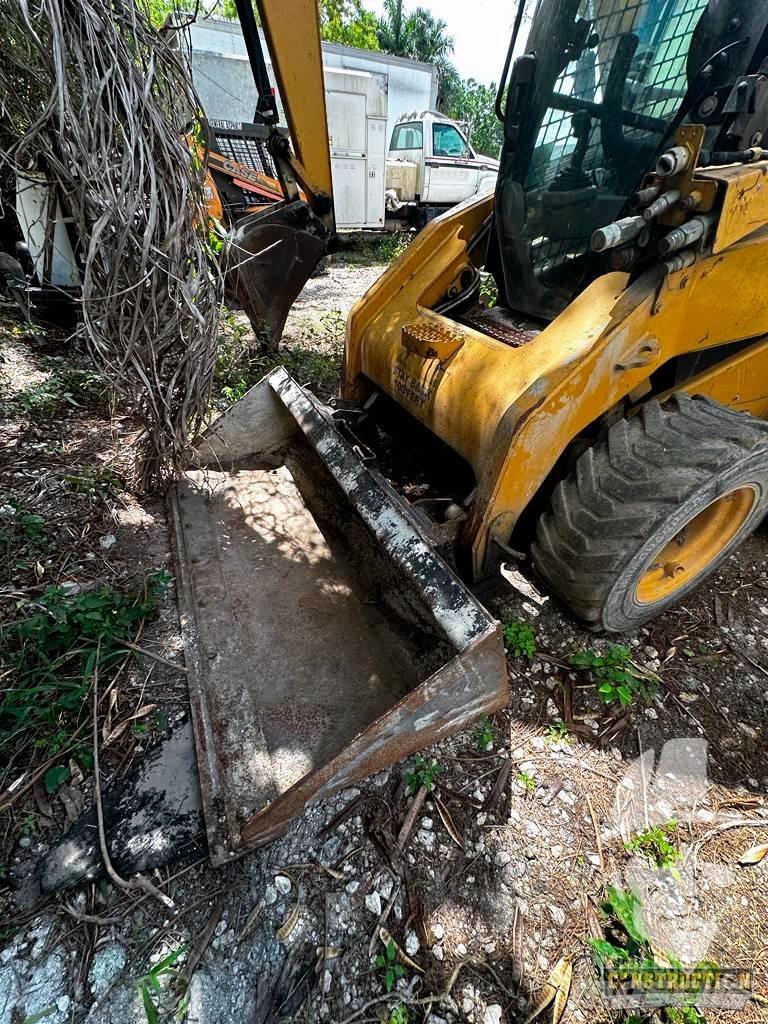 CAT 256 C Krautuvai su šoniniu pasukimu