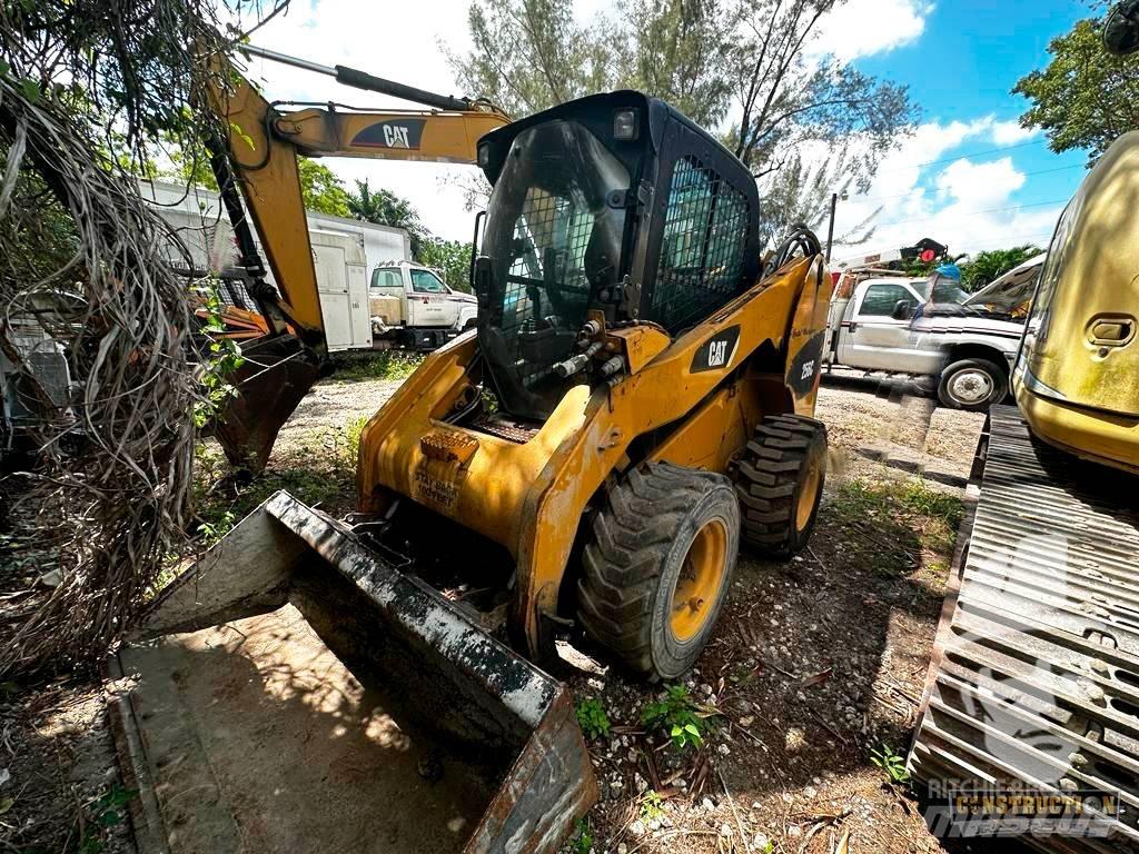CAT 256 C Krautuvai su šoniniu pasukimu