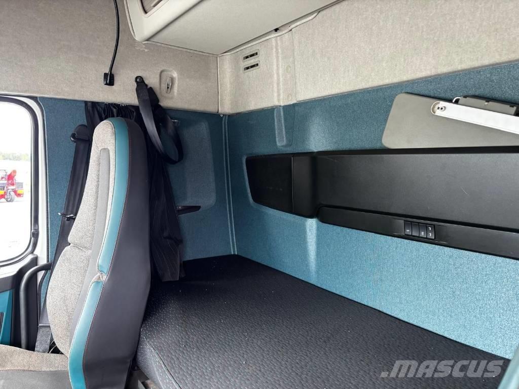 Volvo FM 330 Sunkvežimiai su dengtu kėbulu