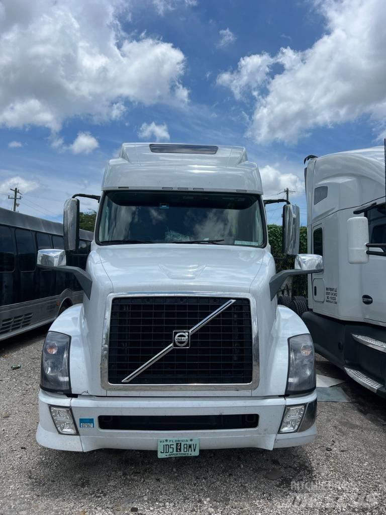 Volvo VNL 780 Naudoti vilkikai
