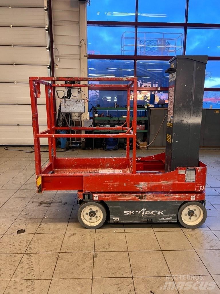 SkyJack SJ 16 Vertikalūs stiebiniai keltuvai
