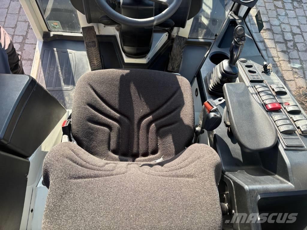 Liebherr L 506 Naudoti ratiniai krautuvai