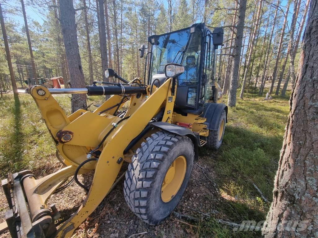 CAT 908M -2015 Naudoti ratiniai krautuvai