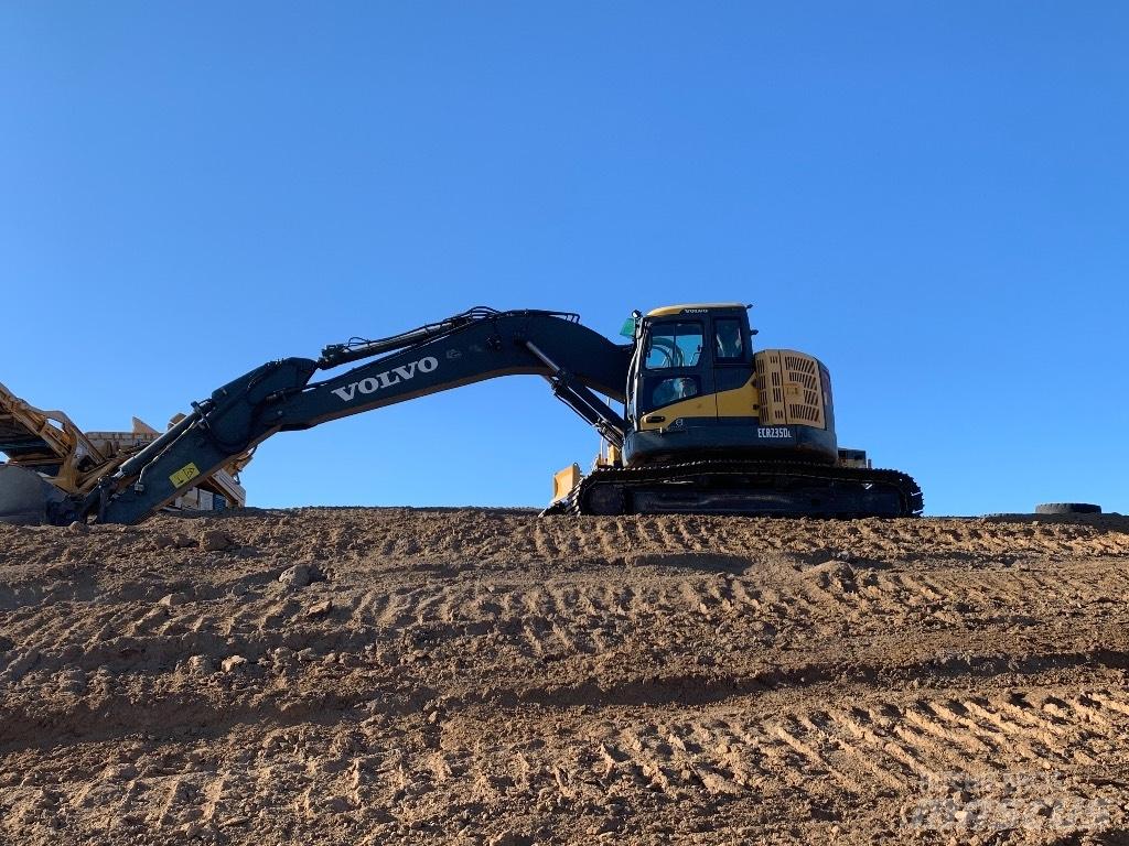 Komatsu 138 us -8 Vikšriniai ekskavatoriai