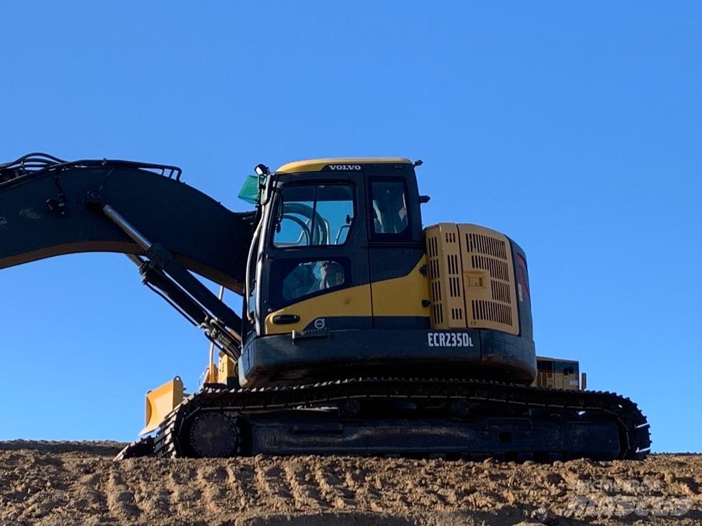 Komatsu 138 us -8 Vikšriniai ekskavatoriai