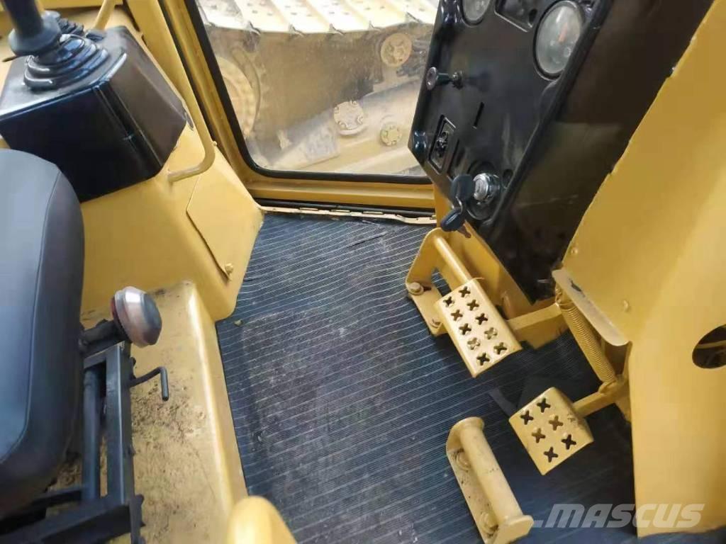 CAT D5M Vikšriniai buldozeriai