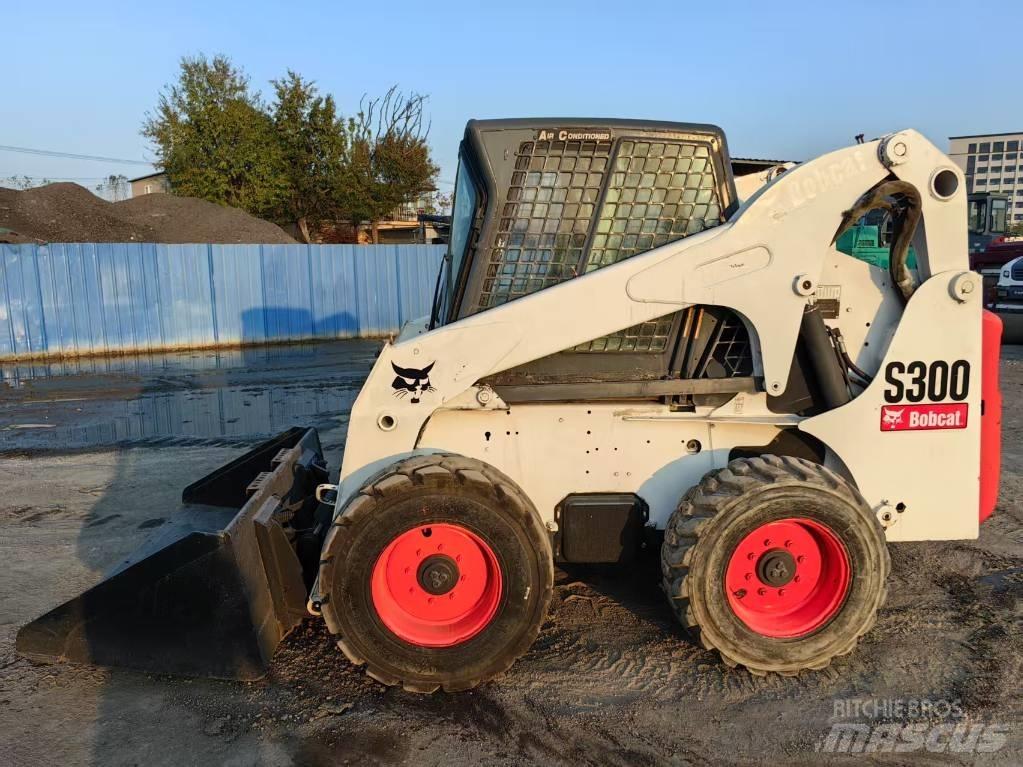 Bobcat S 300 Krautuvai su šoniniu pasukimu