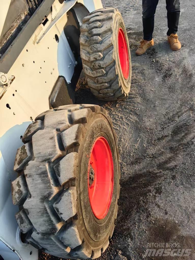 Bobcat S 300 Krautuvai su šoniniu pasukimu