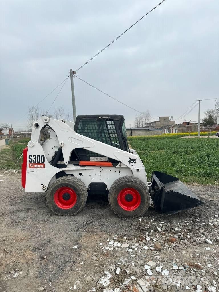 Bobcat S 300 Krautuvai su šoniniu pasukimu