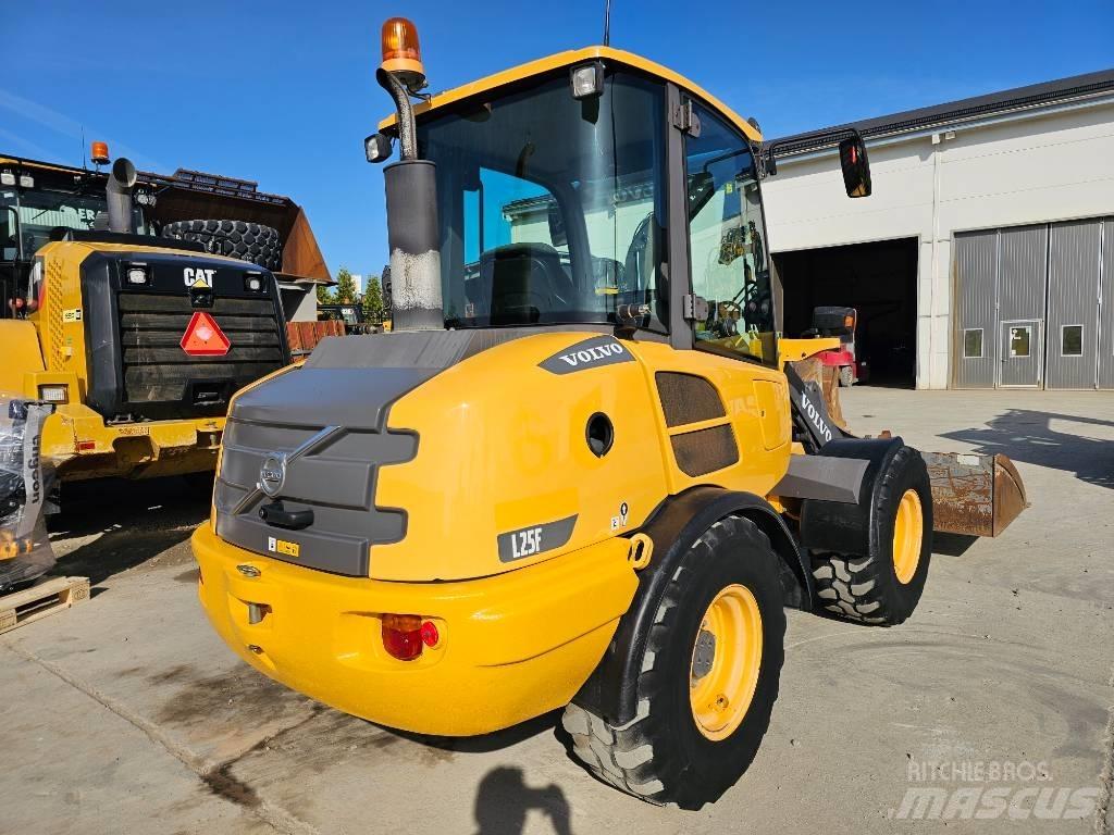Volvo L 25 F Naudoti ratiniai krautuvai