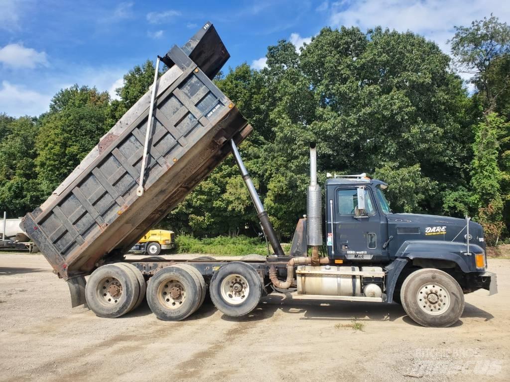 Mack CL713 Savivarčių priekabų vilkikai