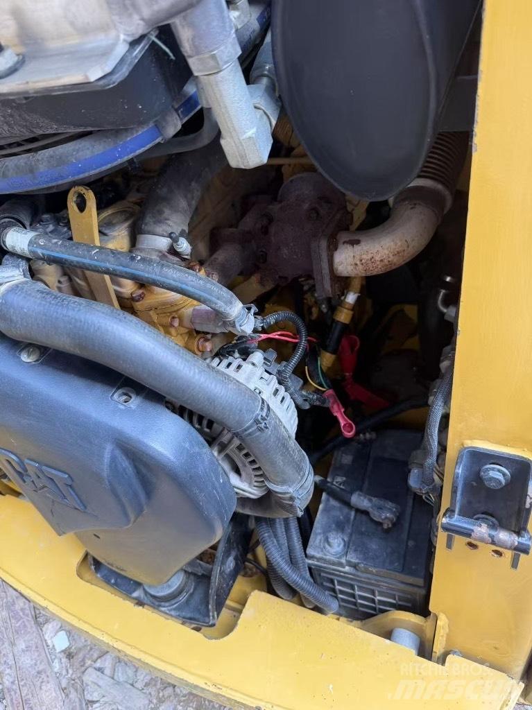 CAT 226 B 3 Krautuvai su šoniniu pasukimu