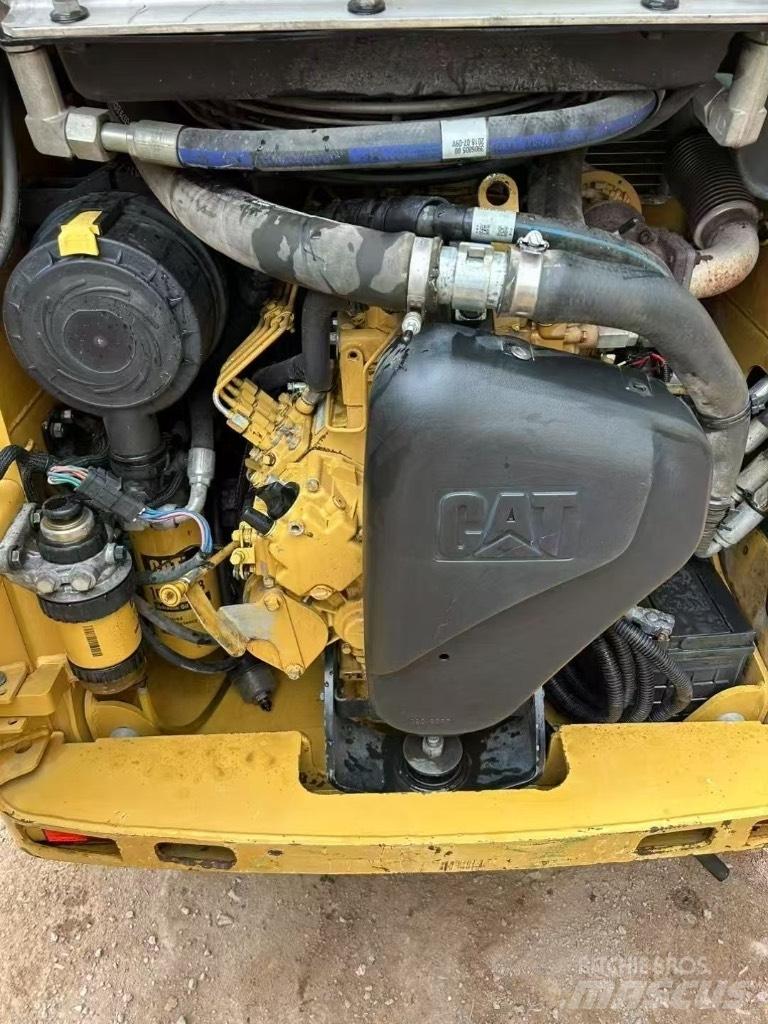 CAT 226 B 3 Krautuvai su šoniniu pasukimu
