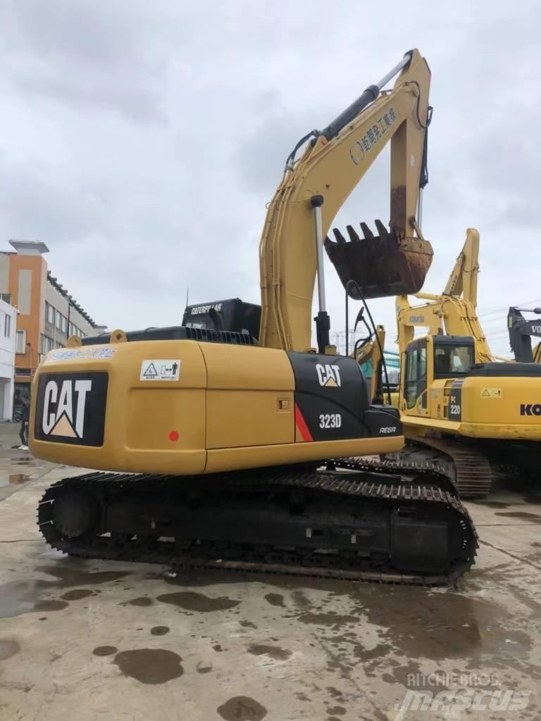 CAT 323 D Vikšriniai ekskavatoriai
