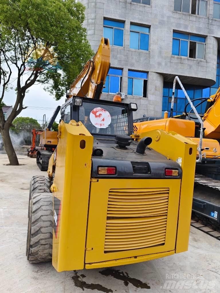 CAT 226 C Krautuvai su šoniniu pasukimu