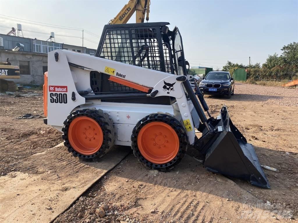 Bobcat S 300 Krautuvai su šoniniu pasukimu