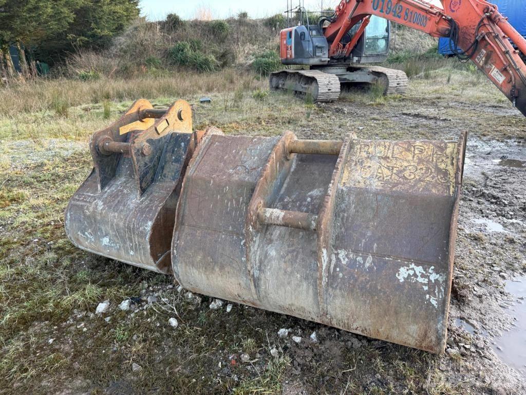 Hitachi ZX225USRLC-3 Vikšriniai ekskavatoriai