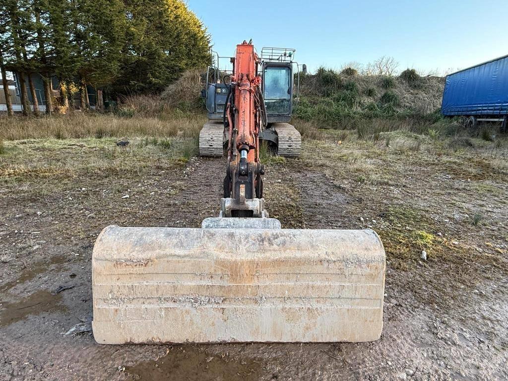 Hitachi ZX225USRLC-3 Vikšriniai ekskavatoriai