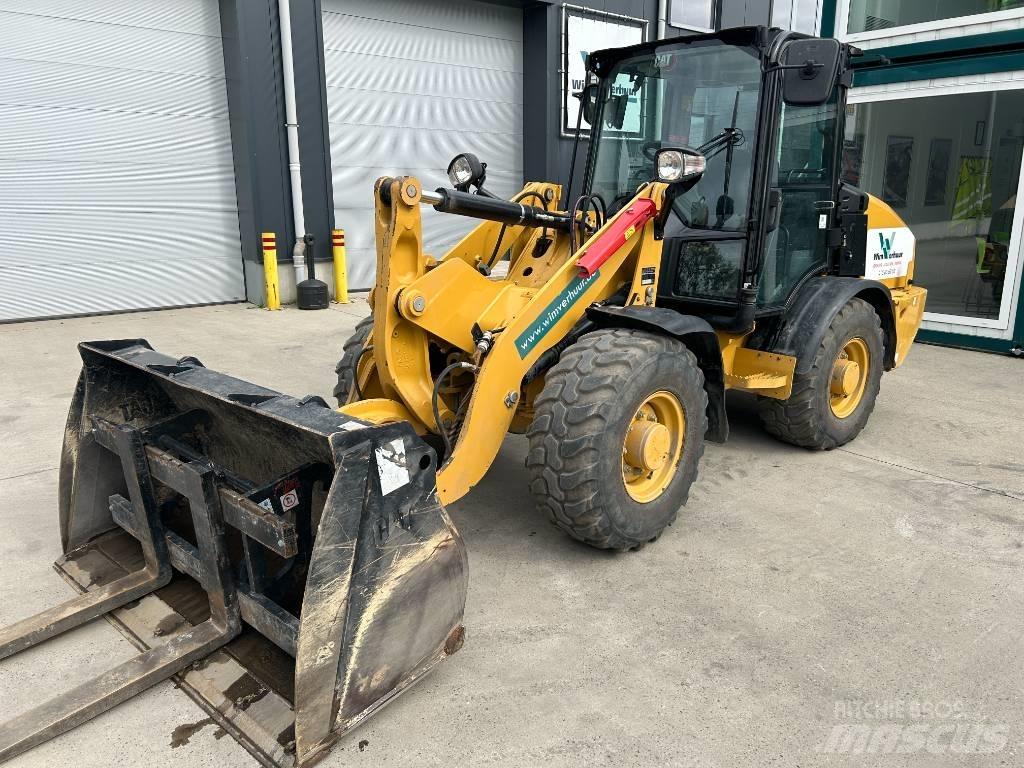 CAT 906 Krautuvai su šoniniu pasukimu
