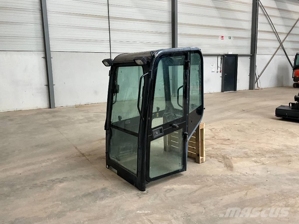 Kubota U 27-4 Kabinos ir interjeras