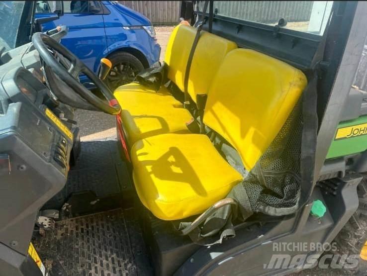John Deere XUV865M Visureigiai