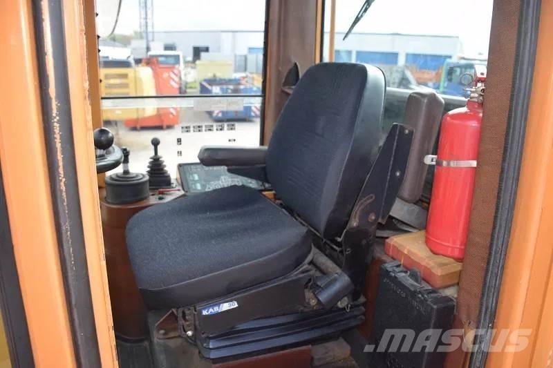 CASE 821B Naudoti ratiniai krautuvai