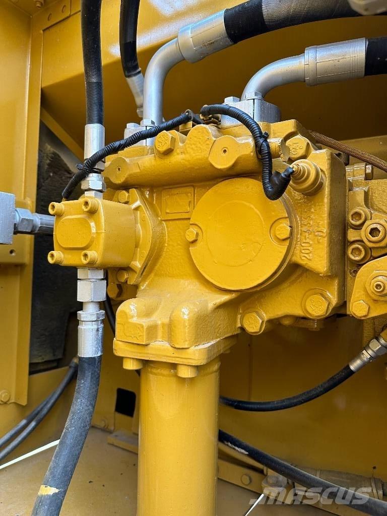 CAT 330D Vikšriniai ekskavatoriai