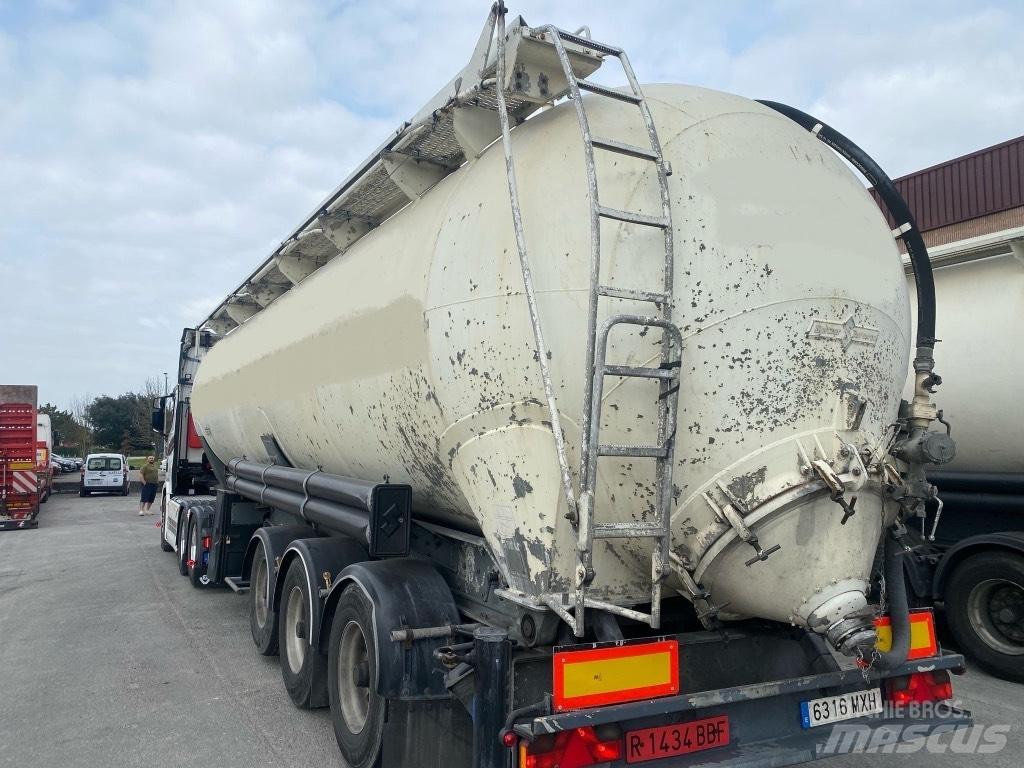 Spitzer SK2458CAL Cisternos puspriekabės