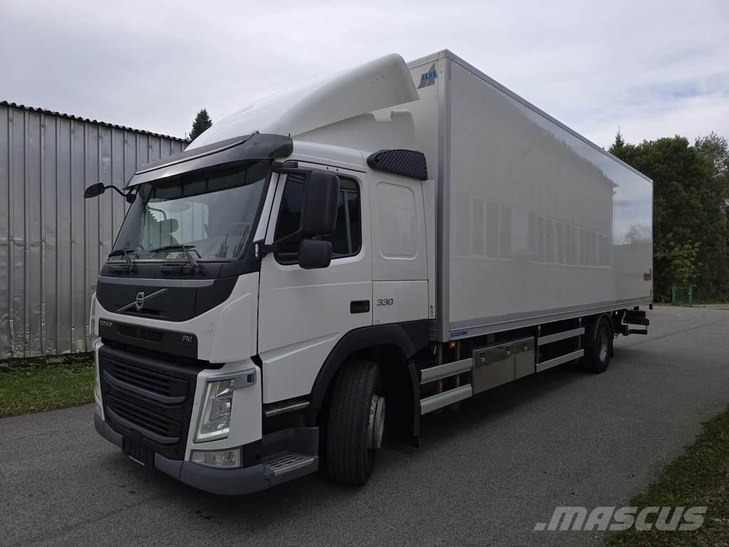 Volvo FM330 4X2 Sunkvežimiai su dengtu kėbulu