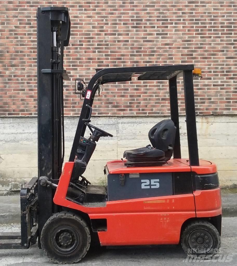 Toyota FBMF25 Elektriniai šakiniai krautuvai
