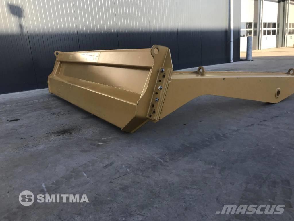 CAT 735C Galiniai žibintai