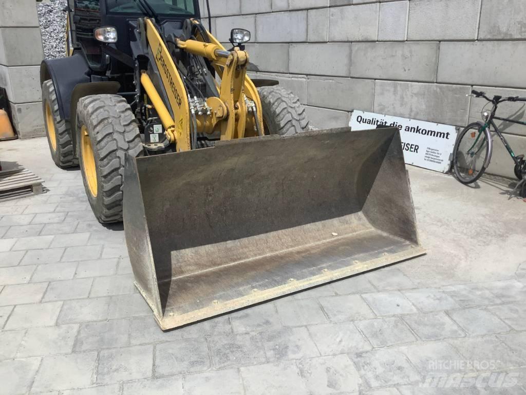 Komatsu WA100M-8 Naudoti ratiniai krautuvai