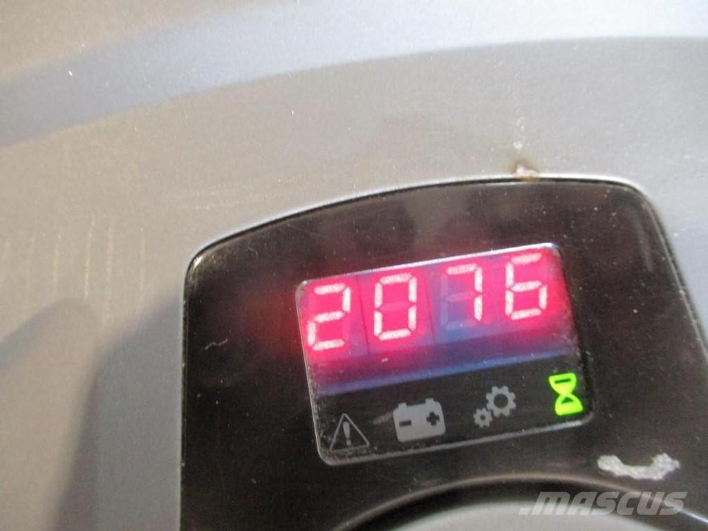 Toyota LPE200 Žemų aukščių keltuvai su platforma