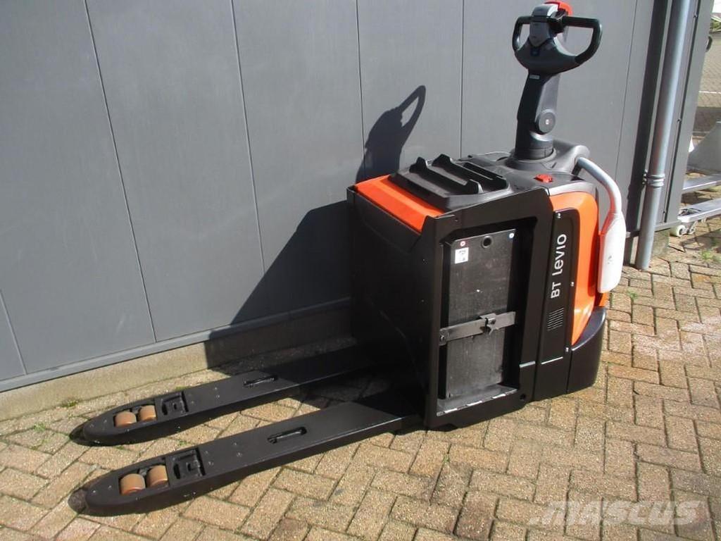 Toyota LPE200 Žemų aukščių keltuvai su platforma