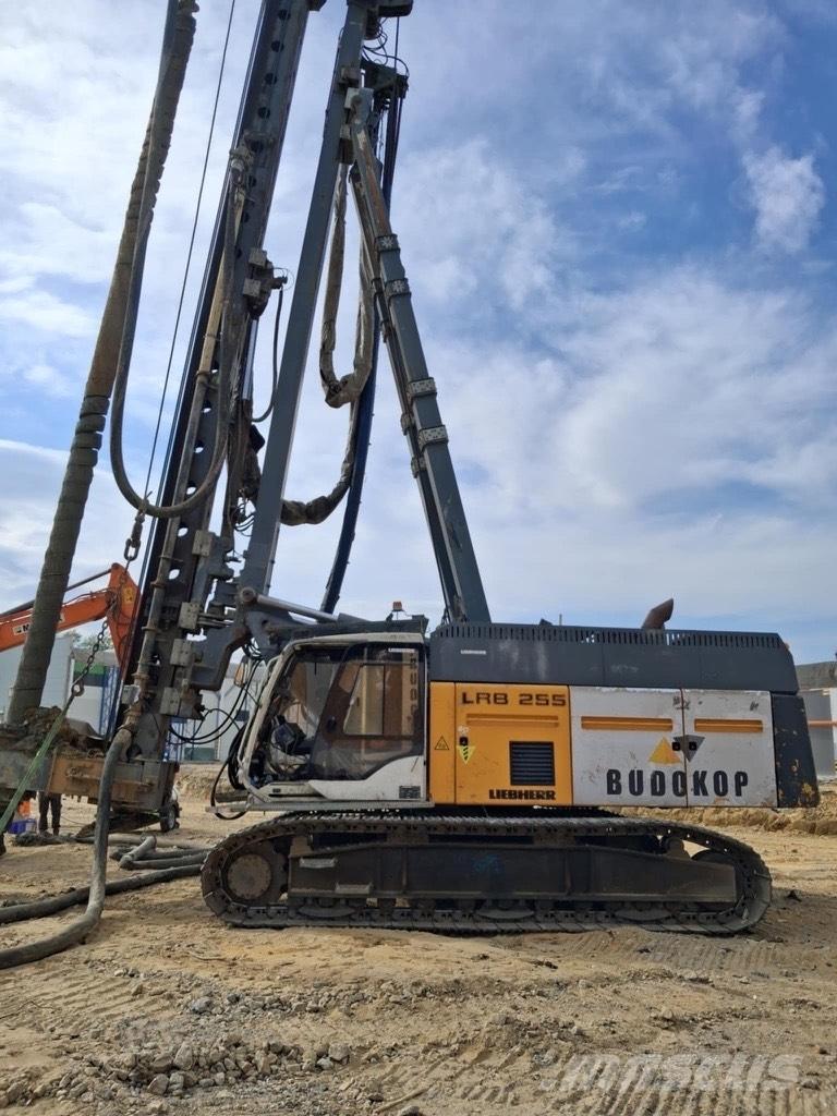 Liebherr LRB255 Polių kalimo technika